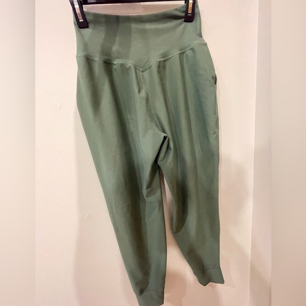 Old navy active high rise women’s joggers w pockets